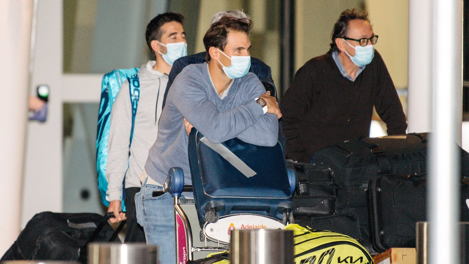 Rafael Nadal y su equipo, en el aeropuerto de Adelaida