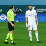 Karim Benzema charla con el colegiado Munuera Montero durante la semifinal de la Supercopa entre el Real Madrid y el Athletic Club
