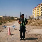 Un policía chino cerca de uno de los polémimcos campos en Xinjiang, China