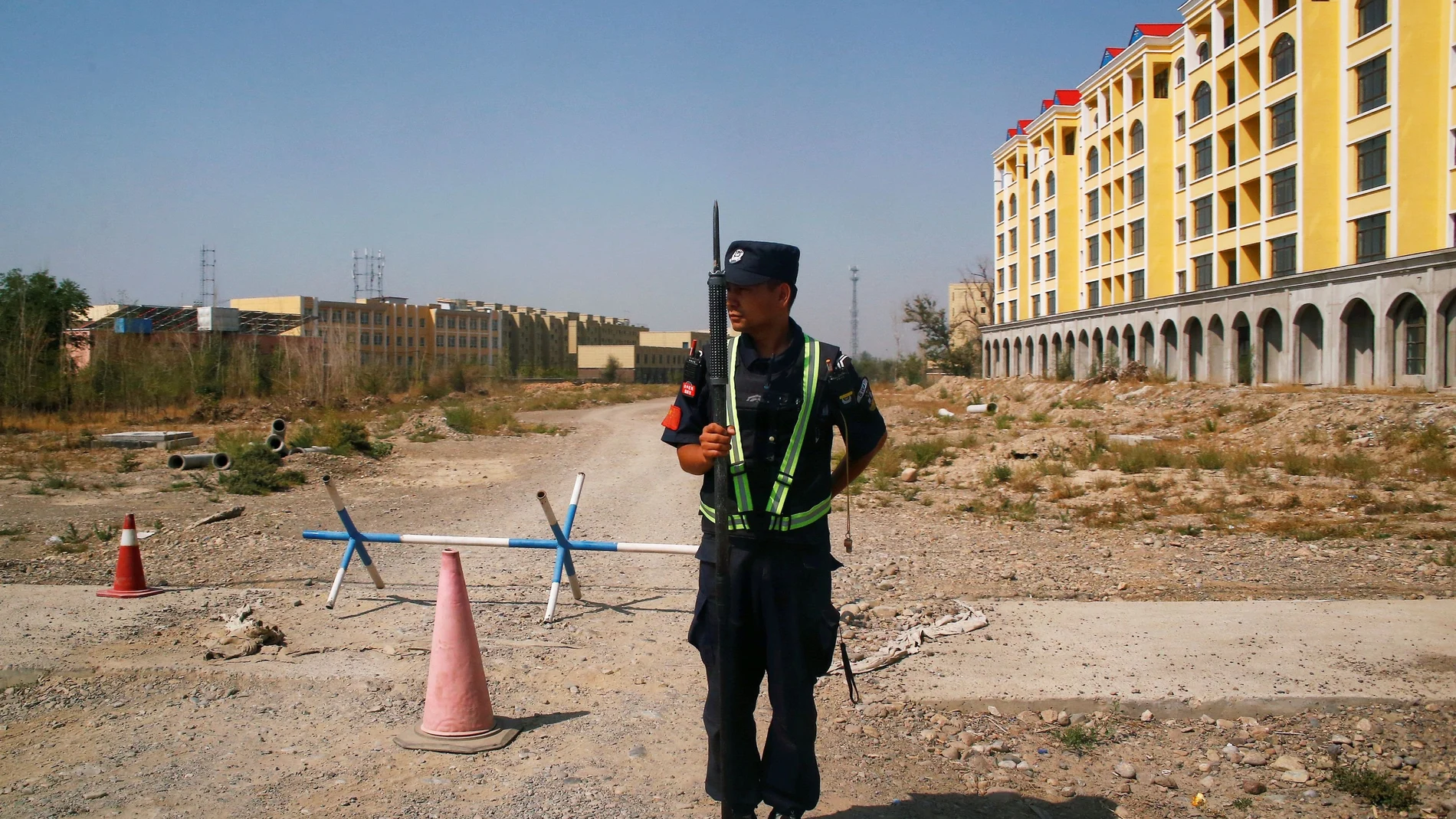 Un policía chino cerca de uno de los polémimcos campos en Xinjiang, China