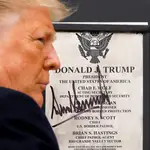 El presidente de EE UU, Donald Trump, firma una placa en el muro de la frontera con México el pasado día 12 en el Alamo, Texas