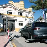 El coche en el que huyó el atacante de dos mujeres a las que hirió de gravedad al arrojarles ácido este martes en Cártama (Málaga)
