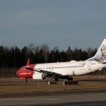 Un avión de Norwegian en el aeropuerto de Riga
