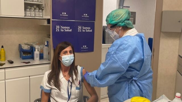 La vacunación de profesionales sanitarios se ha parado en algunas CCAA, como Madrid, ante la falta de dosis.