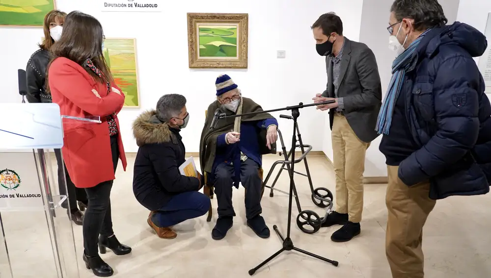 El presidente de la Diputación de Valladolid, Conrado Íscar, y el pintor Félix Cuadrado Lomas inauguran la exposición ‘Pinturas. Homenaje a Pilar Benavente’.