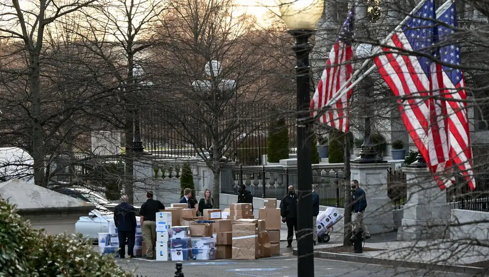 Trabajadores sacan cajas del edificio de oficinas ejecutivas Eisenhower en la Casa Blanca