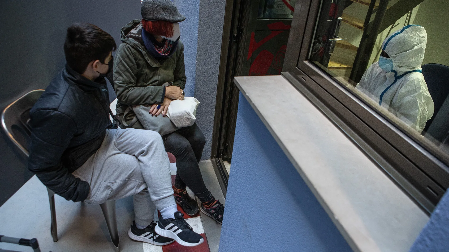 GRAFCAT7072. BARCELONA, 14/01/2021.- Profesionales sanitarios atienden a pacientes que acuden al Centro especializado en clara sintomatología Covid del barrio de Gracia de Barcelona este jueves, cuando el Govern ha prorrogado durante una semana más, hasta el 24 de enero, las actuales restricciones para atajar los contagios de coronavirus, entre ellas el confinamiento municipal diario, así como el cierre de centros comerciales y gimnasios. EFE/Enric Fontcuberta