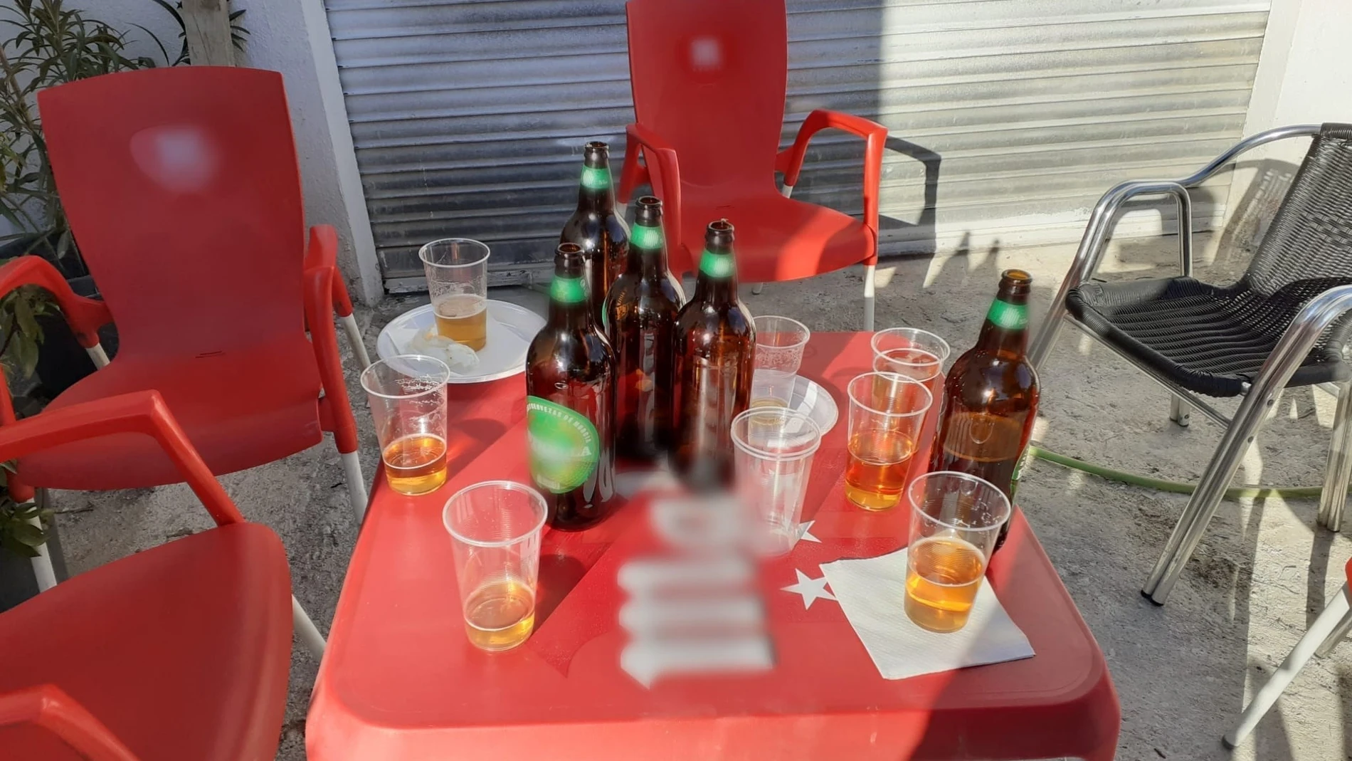 Sancionadas 7 personas en Lorca por consumir alcohol en la calle y el propietario del local que les sirvió