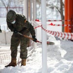Un militar de la Unidad Militar de Emergencias (UME) colabora en la retirada de nieve y hielo en Madrid.