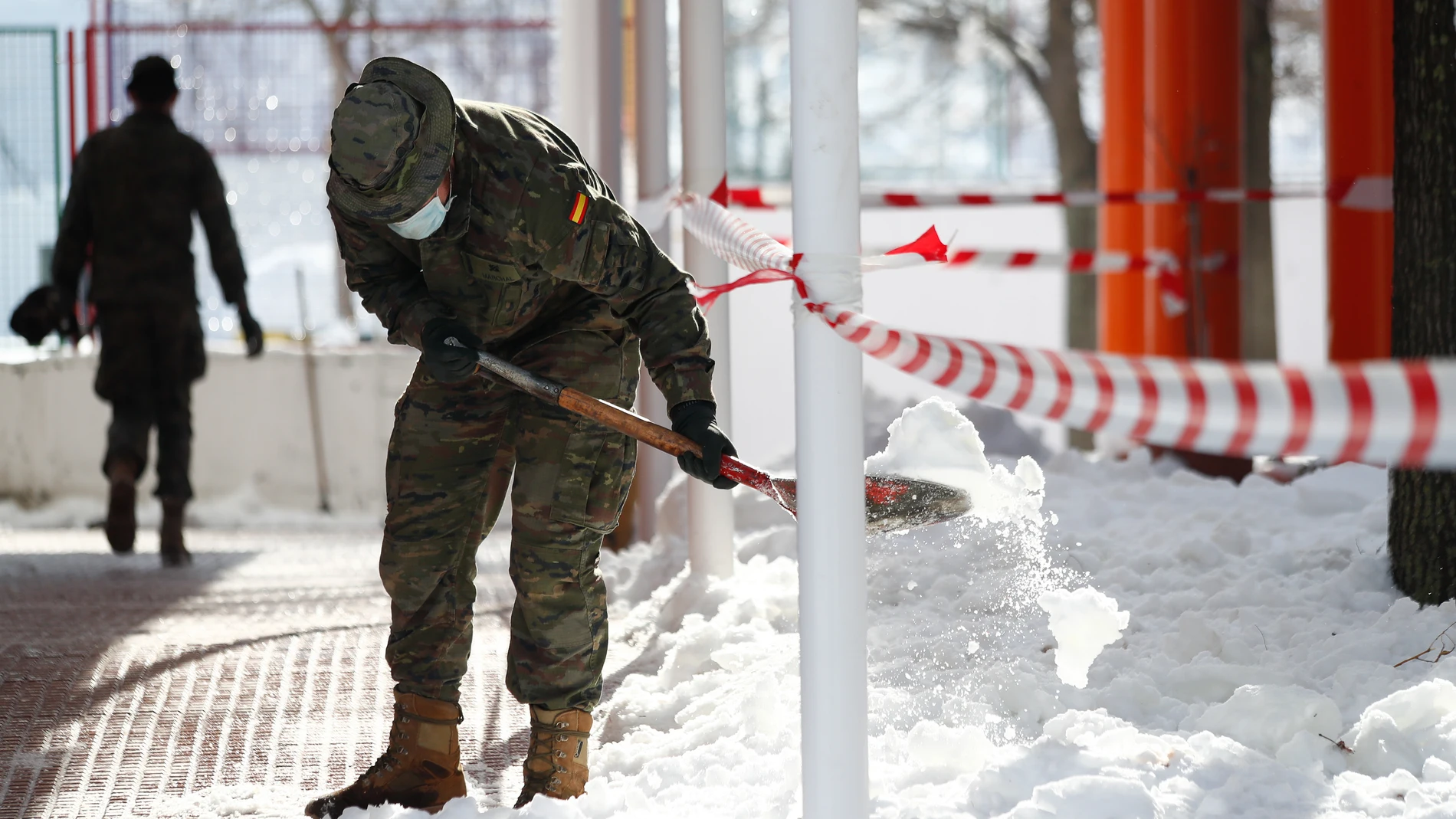 Un militar de la Unidad Militar de Emergencias (UME) colabora en la retirada de nieve y hielo en Madrid.
