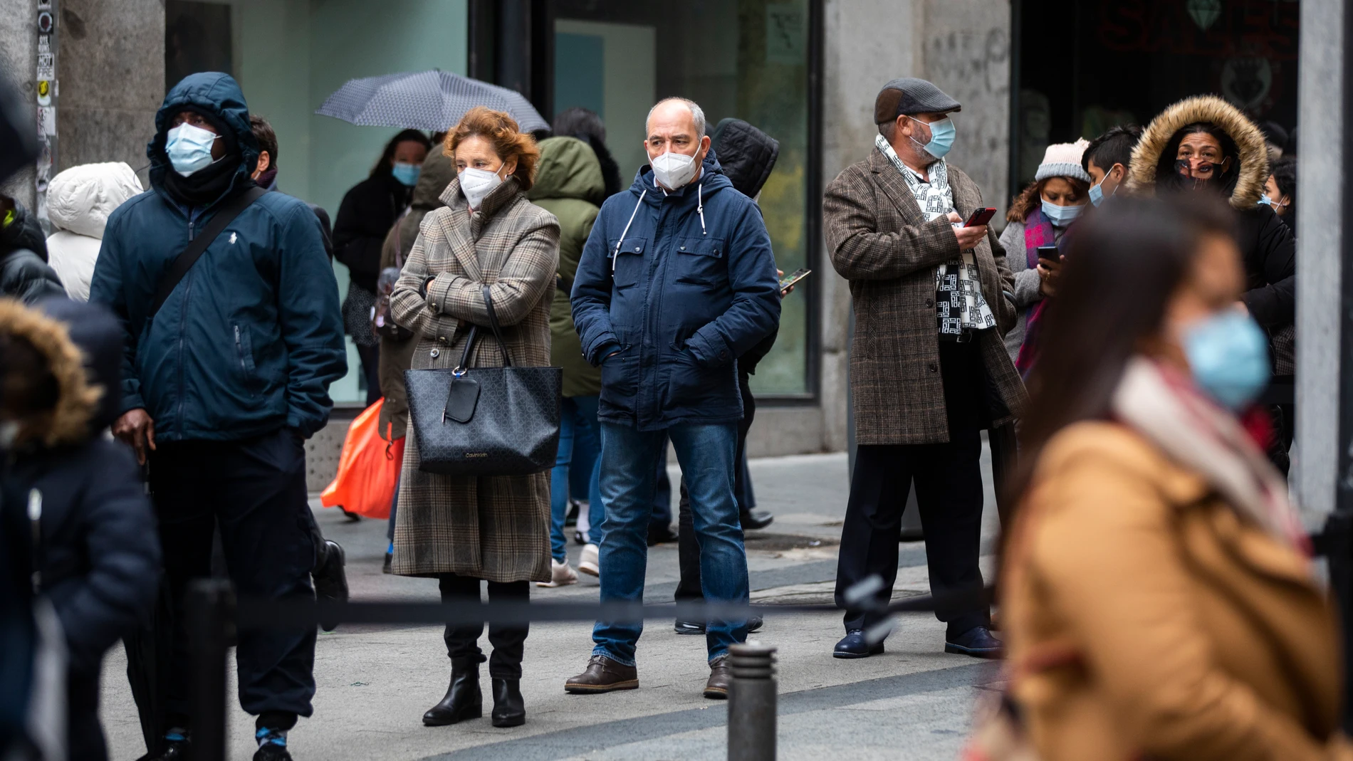 Gente con mascarillas de compras por el centro de Madrid.