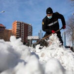Militares de la UME eliminando hielo y nieve de la calzada en el norte de Madrid.