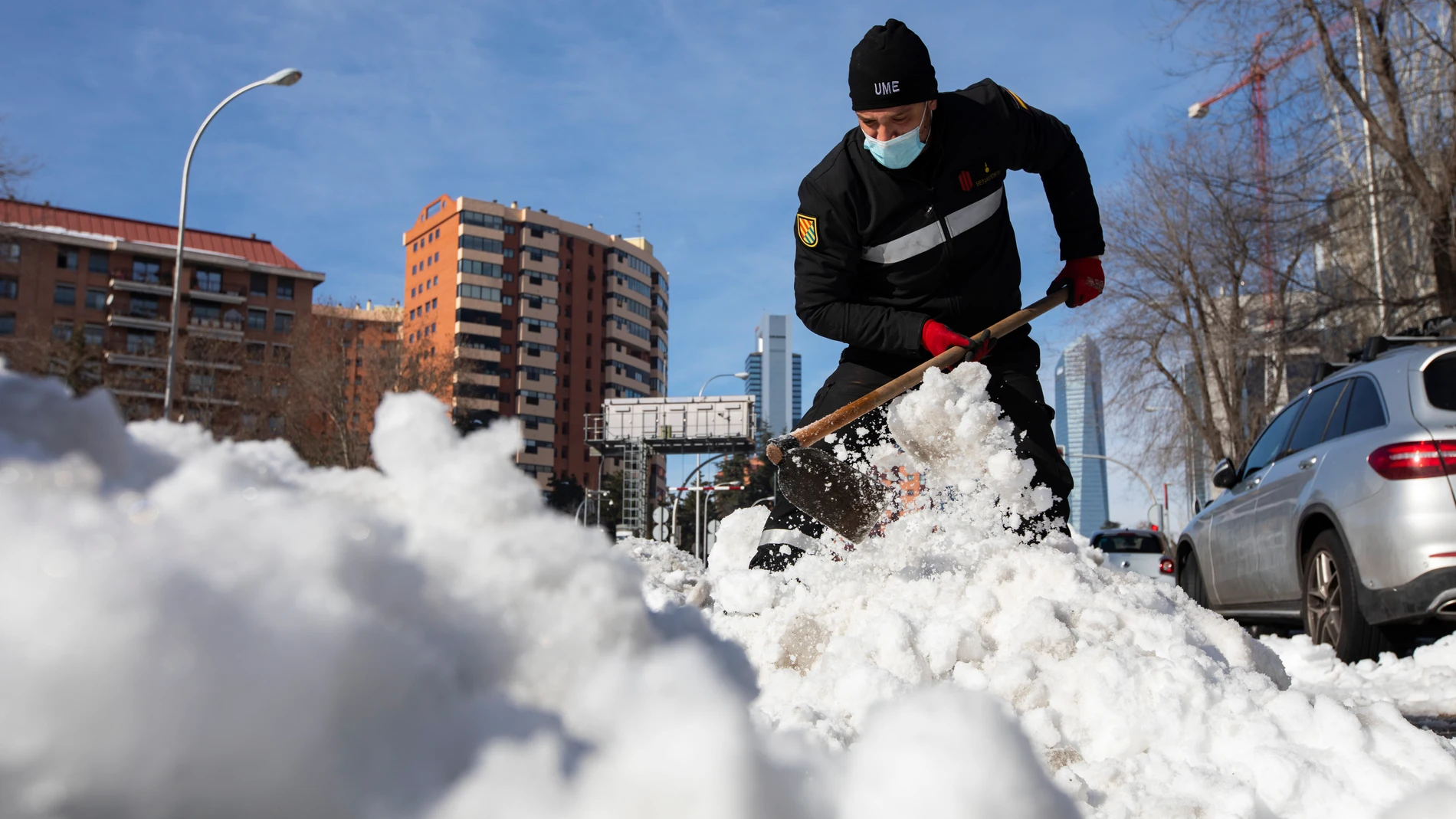 Militares de la UME eliminando hielo y nieve de la calzada en el norte de Madrid.