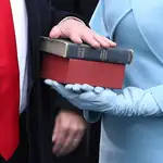 Donald J. Trump jura su cargo sobre una Biblia sostenida por su esposa Melania, el 20 de enero de 2017