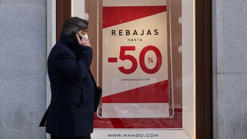 Una persona pasa por delante de un establecimiento