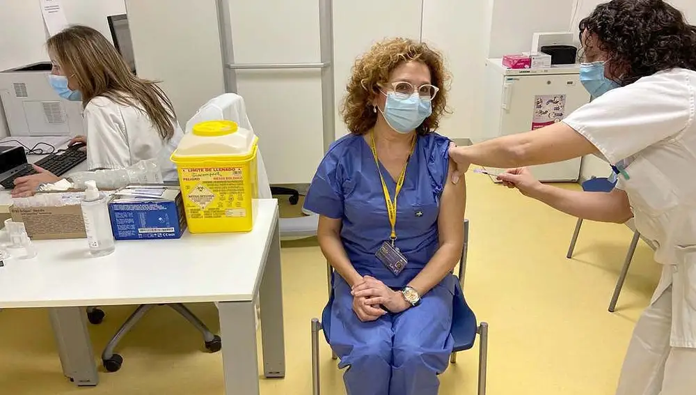 Inmaculada García Rupérez, médico de urgencias de 57 años, se vacuna en el hospital Río Hortega de Valladolid