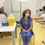 Inmaculada García Rupérez, médico de urgencias de 57 años, se vacuna en el hospital Río Hortega de Valladolid