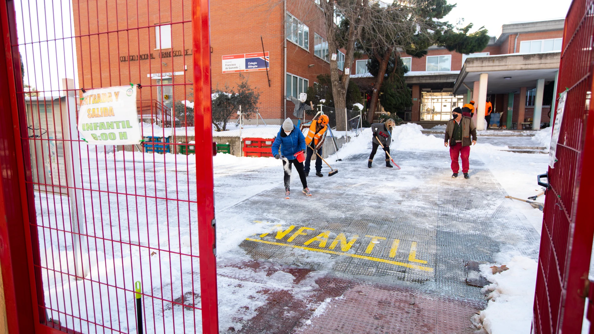 Retirada de nieve en el colegio Francisco de Quevedo