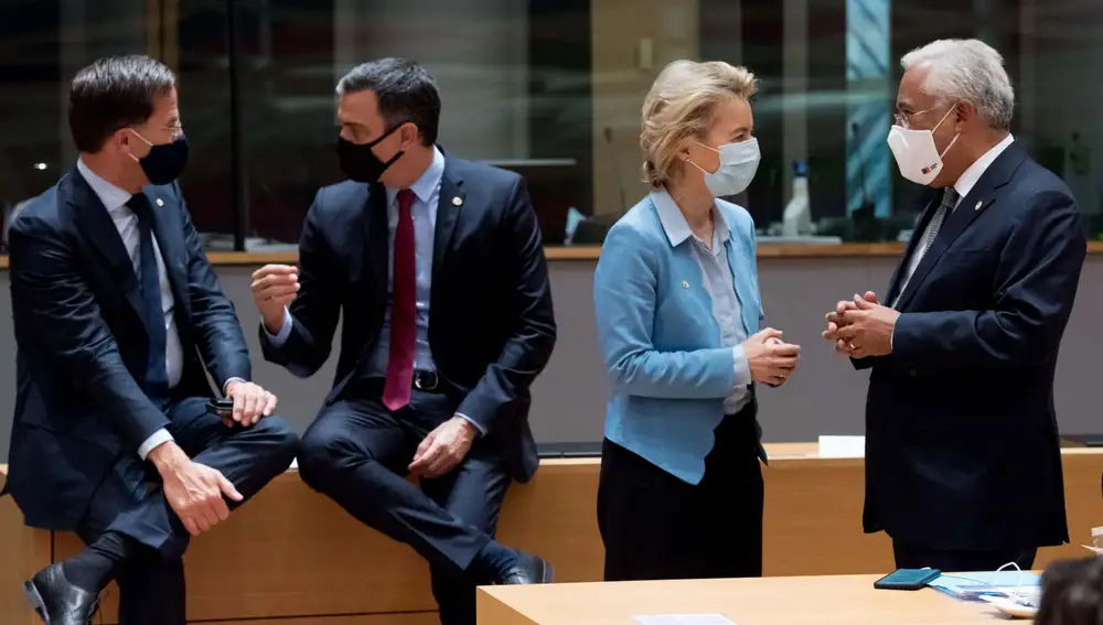 Los mandatarios Mark Rutte, Pedro Sanchez, Ursula von der Leyen y Antonio Costa durante la negociación del pasado julio en Bruselas.