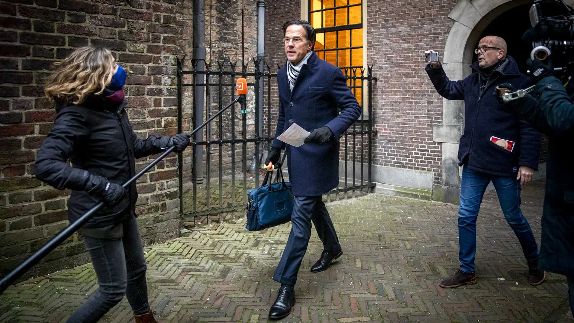 El primer ministro holandés Mark Rutte (C) llega al edificio Binnenhof antes de asistir al consejo de ministros
