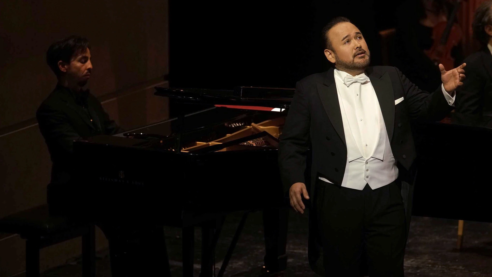 El tenor mexicano Javier Camarena y el pianista cubano Ángel Rodríguez durante el concierto en el Teatro Real de Madrid