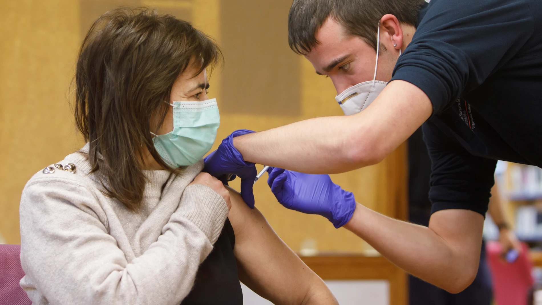 Navarra comienza la vacunación a los profesionales sanitarios y a grandes dependientes en Etxarri-Aranatz y Alsasua.