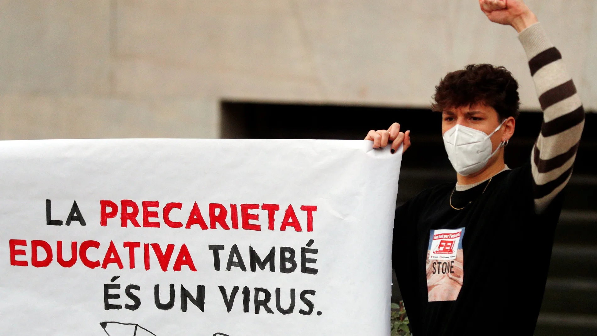 Un estudiante de la Universitat de València durante la concentración convocada por el sindicato estudiantil, FEU-València, en contra de los exámenes presenciales ante la alarmante situación del COVID en Valencia