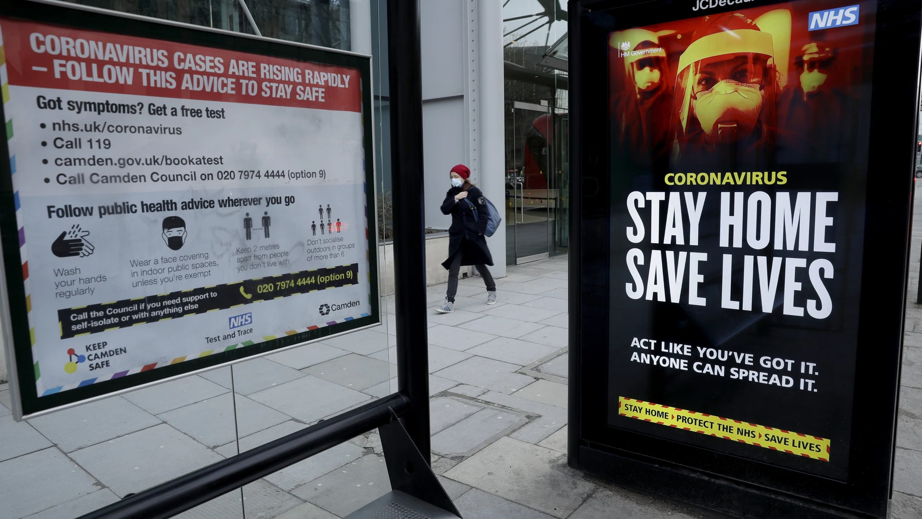 Carteles de información sobre el coronavirus en una parada de autobús en Londres