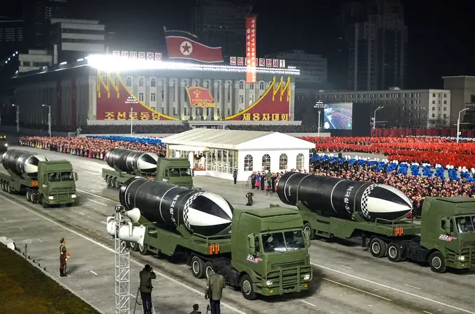 Kim exhibe un nuevo misil balístico submarino, el “arma más poderosa del mundo”