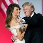 Donald Trump y Melania, en el baile inaugural del 45 mandato. (Estados Unidos) EFE/EPA/MICHAEL REYNOLDS