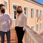 Ximo Coll y Carolina Vives, matrimonio y alcaldes de El Verger y Els Poblets respectivamente, posan para EFE tras la polémica surgida por haberse vacunado contra la COVID-19 en el Centro de Salud de El Verger porque sobraban dosis