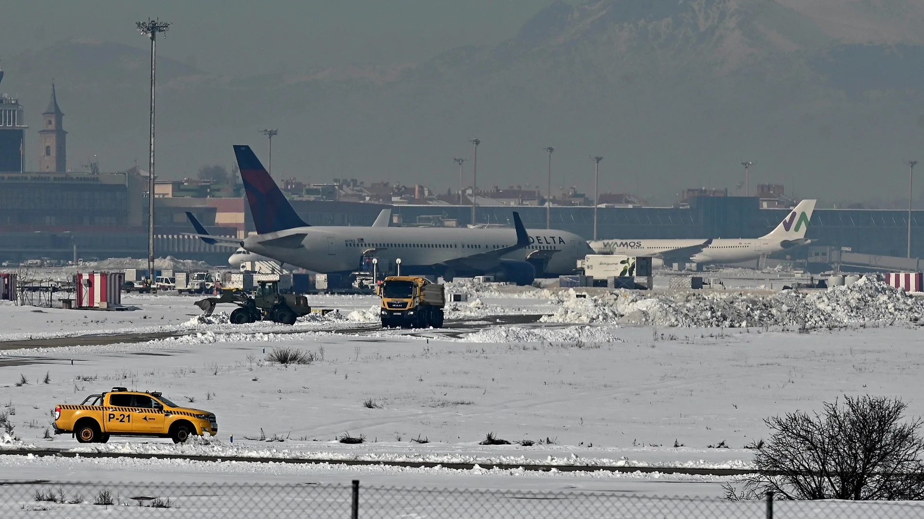 Vista desde San Fernando de Henares del estado en el que se encuentra hoy el Aeropuerto de Barajas tras el paso de la borrasca Filomena