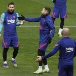 Messi charla con Jordi Alba durante el entrenamiento en La Cartuja, escenario de la final de la Supercopa entre el Barcelona y el Athletic Club