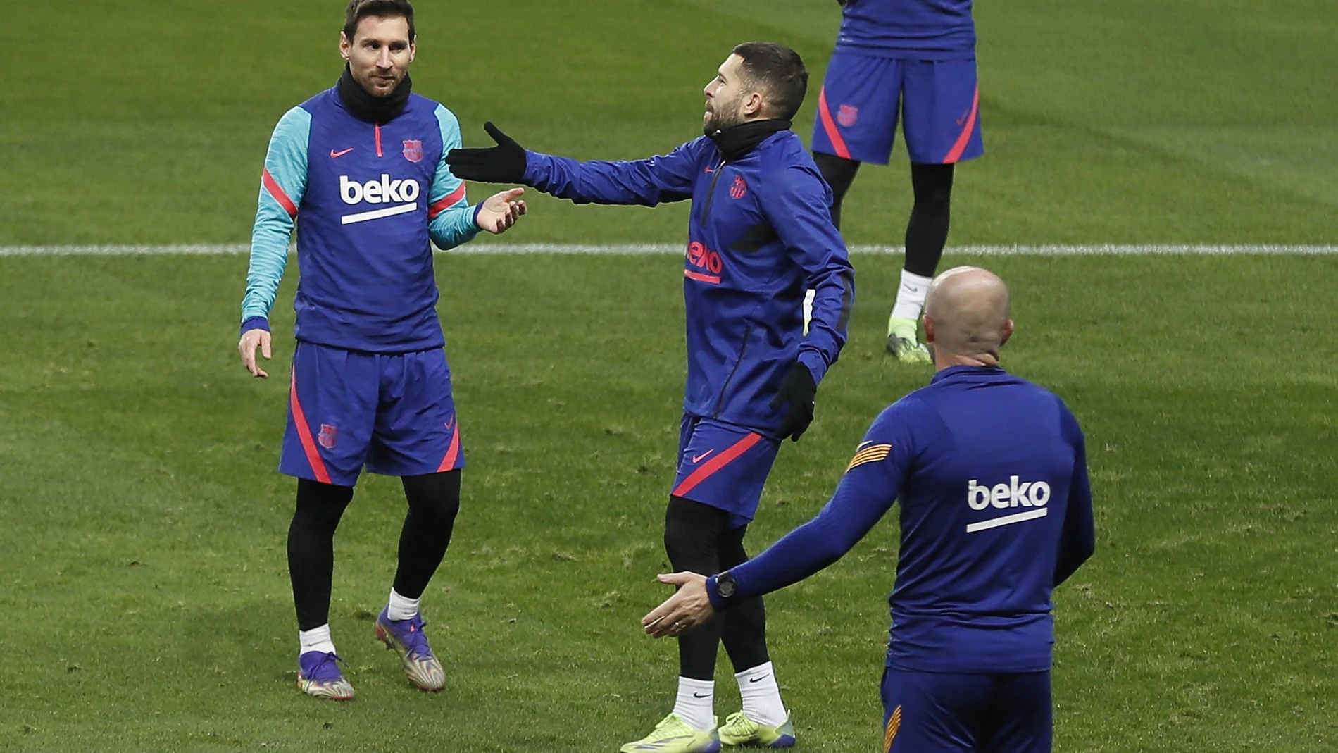 Messi charla con Jordi Alba durante el entrenamiento en La Cartuja, escenario de la final de la Supercopa entre el Barcelona y el Athletic Club