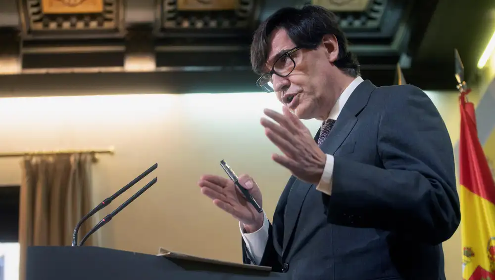 BARCELONA, 16/01/2021.- El ministro de Sanidad, Salvador Illa, analiza la situación epidemiológica en España durante una rueda de prensa convocada este sábado, en la Delegación del Gobierno en Barcelona. EFE/Marta Pérez