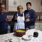 Una familia de Pozo Estrecho elaborando las tradicionales 'pelotas galileas'