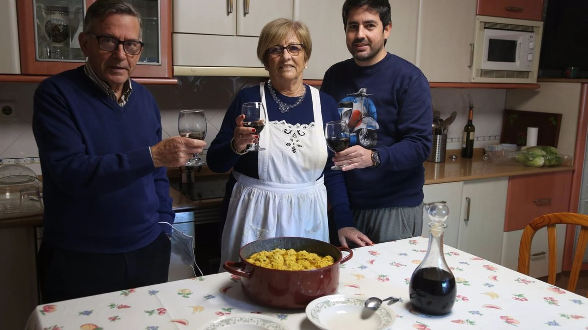 Una familia de Pozo Estrecho elaborando las tradicionales 'pelotas galileas'