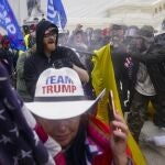 Simpatizantes de Trump tratan de romper el cordón policial frente al Capitolio el 6 de enero