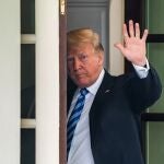30. WASHINGTON (ESTADOS UNIDOS), 16/01/2021.- Fotografía de archivo, tomada el 16/05/2018, del presidente de EEUU, Donald Trump, que se despide de su homólogo uzbeco, Shavkat Mirziyóyev (no aparece en la fotografía), tras su reunión en el Despacho Oval de la Casa Blanca. Donald Trump abandonará el poder el miércoles con un legado claro: la erosión de la confianza de los estadounidenses en las instituciones, una mecha que ha ido quemando lentamente en sus cuatro años de mandato, que estalló con el asalto al Capitolio y que promete seguir activa en la Presidencia de Joe Biden. EFE/Jim Lo Scalzo