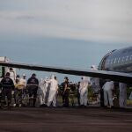 AME9600. MANAOS (BRASIL), 15/01/2021.- Trabajadores de la salud trasladan a enfermos de la COVID-19 para ser atendidos en otras ciudades, hoy en Manaos (Brasil). El grave colapso sanitario causado por la falta de camas y de oxígeno para pacientes con covid en Manaos, la mayor ciudad de la Amazonía brasileña, prosiguió este viernes pese al traslado de enfermos a otras ciudades y la llegada de cilindros de oxígeno en aviones militares. EFE/Raphael Alves