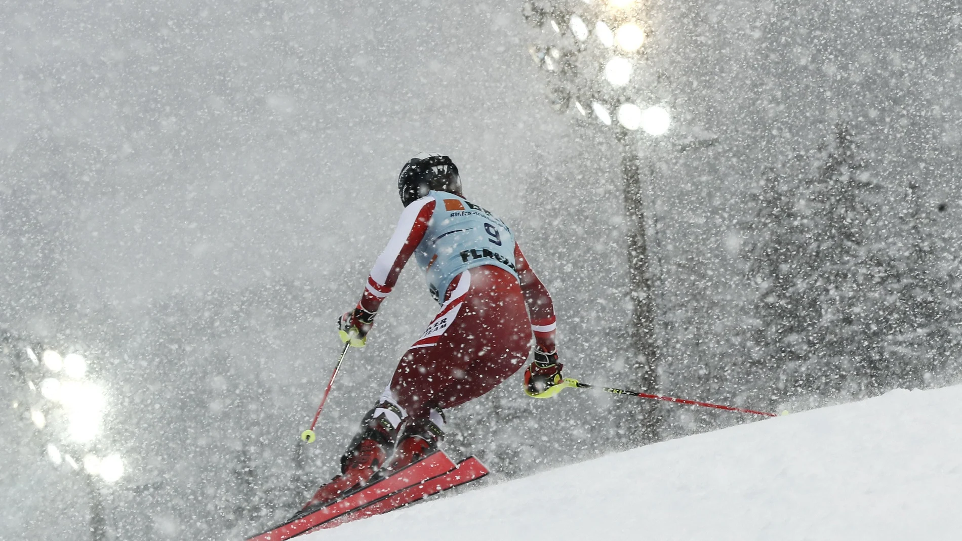 El austriaco Manuel Feller camino hacia su primera victoria de la Copa del Mundo de slalom masculino en Flachau, Austria, el sábado 16 de enero de 2021.. (AP Photo/Gabriele Facciotti)