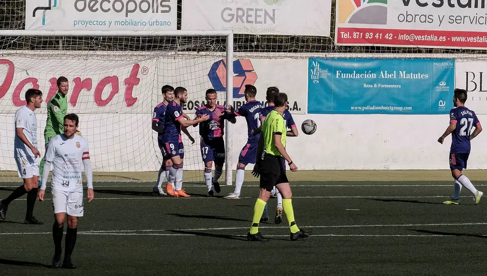 SANTA EULALIA (IBIZA) 16/01/2021.- Los jugadores del Real Valladolid celebran tras marcarle un tanto al Peña Deportiva durante su partido de dieciseisavos de final de la Copa del Rey de fútbol disputado este sábado en el Estadio Municipal de la localidad ibicenca de Santa Eulalia. El Real Valladolid gano 1-4. EFE/Sergio G. Cañizares