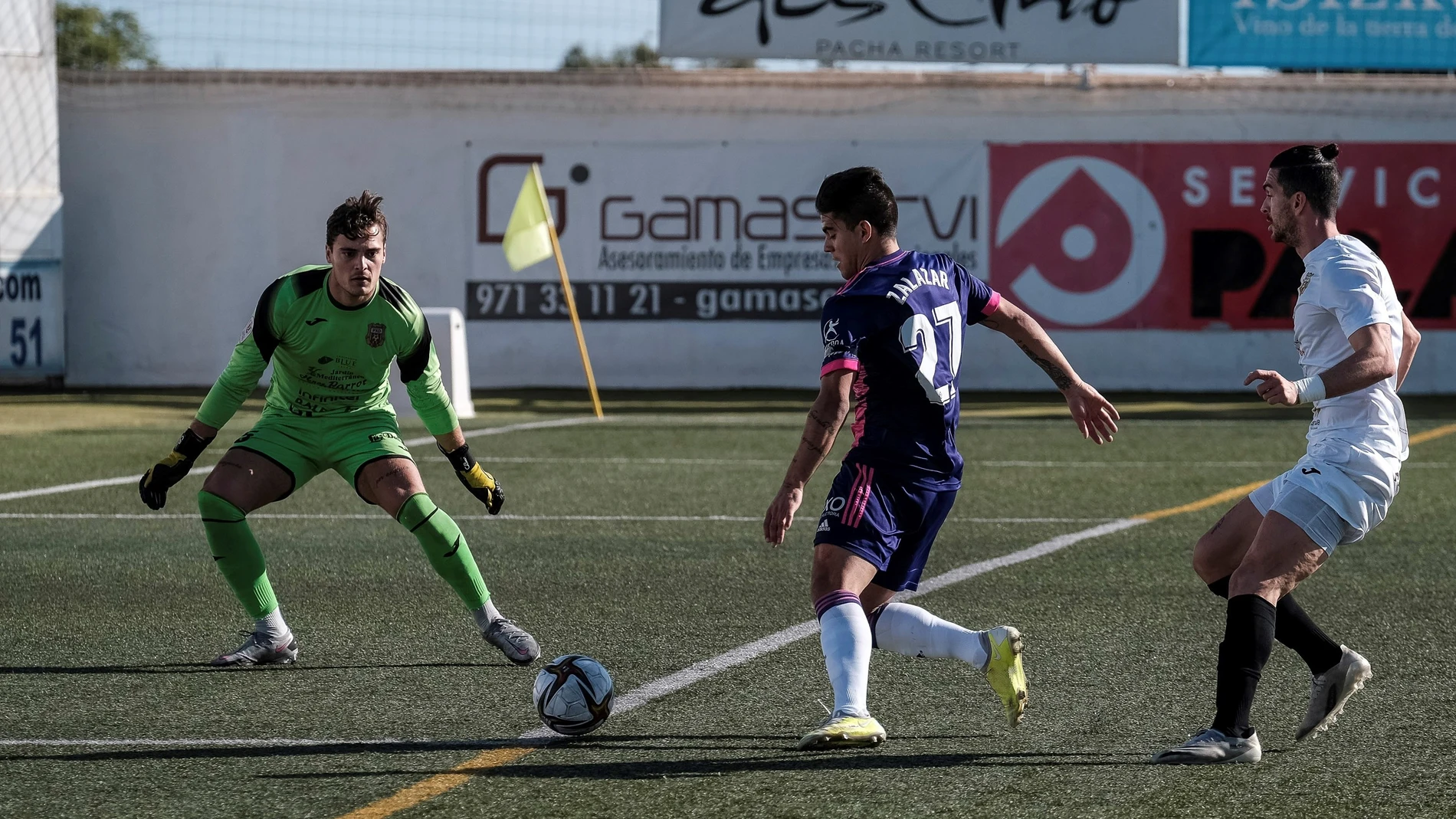 SANTA EULALIA (IBIZA) 16/01/2021.- El portero del Peña Deportiva Francisco Martinez (i) controla el avance de José Luis Zalazar (c), del Real Valladolid durante su partido de dieciseisávos de final de la Copa del Rey de fútbol disputado este sábado en el Estadio Municipal de la localidad ibicenca de Santa Eulalia. EFE/Sergio G. Cañizares