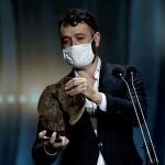 El realizador Rodrigo Sorogoyen recibió con mascarilla el premio a la "Mejor Serie" por su trabajo "Antidisturbios"