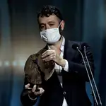 El realizador Rodrigo Sorogoyen recibió con mascarilla el premio a la &quot;Mejor Serie&quot; por su trabajo &quot;Antidisturbios&quot;