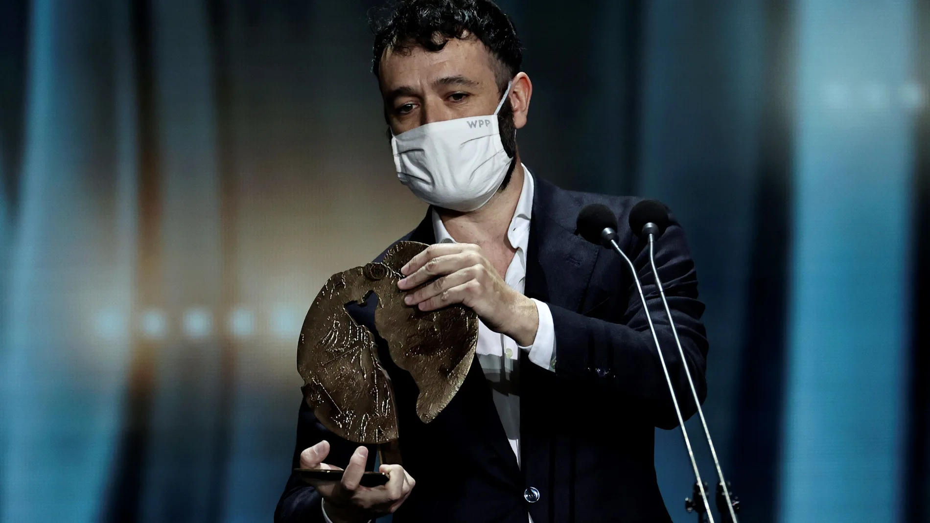 El realizador Rodrigo Sorogoyen recibió con mascarilla el premio a la "Mejor Serie" por su trabajo "Antidisturbios"