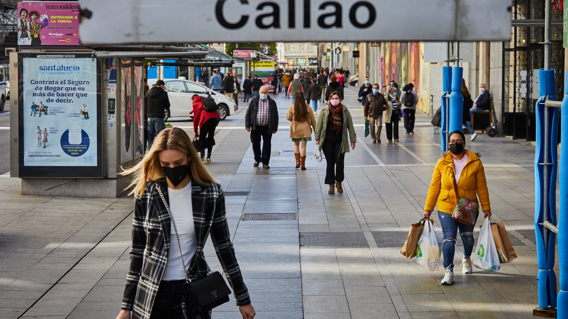 Ciudadanos pasean por la Gran Vía madrileña con mascarillas.