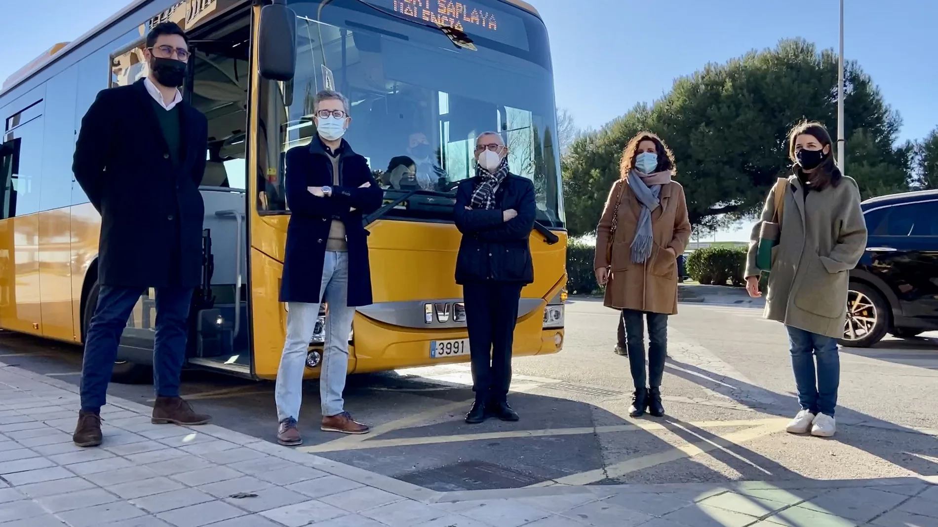 El conseller España junto al alcalde de Alboraia ante el nuevos autobús lanzadera