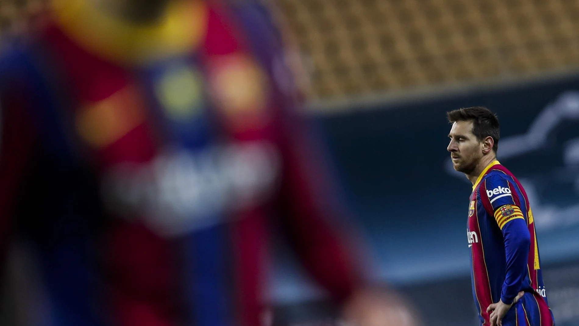 Messi, expulsado por un golpe a un rival