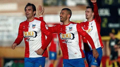 El delantero del Navalcarnero Juan Esnaider, celebra el tercer gol de su equipo ante el Eibar, durante el partido de dieciseisavos de final de la Copa del Rey que se disputa este domingo en el Estadio Municipal Mariano González